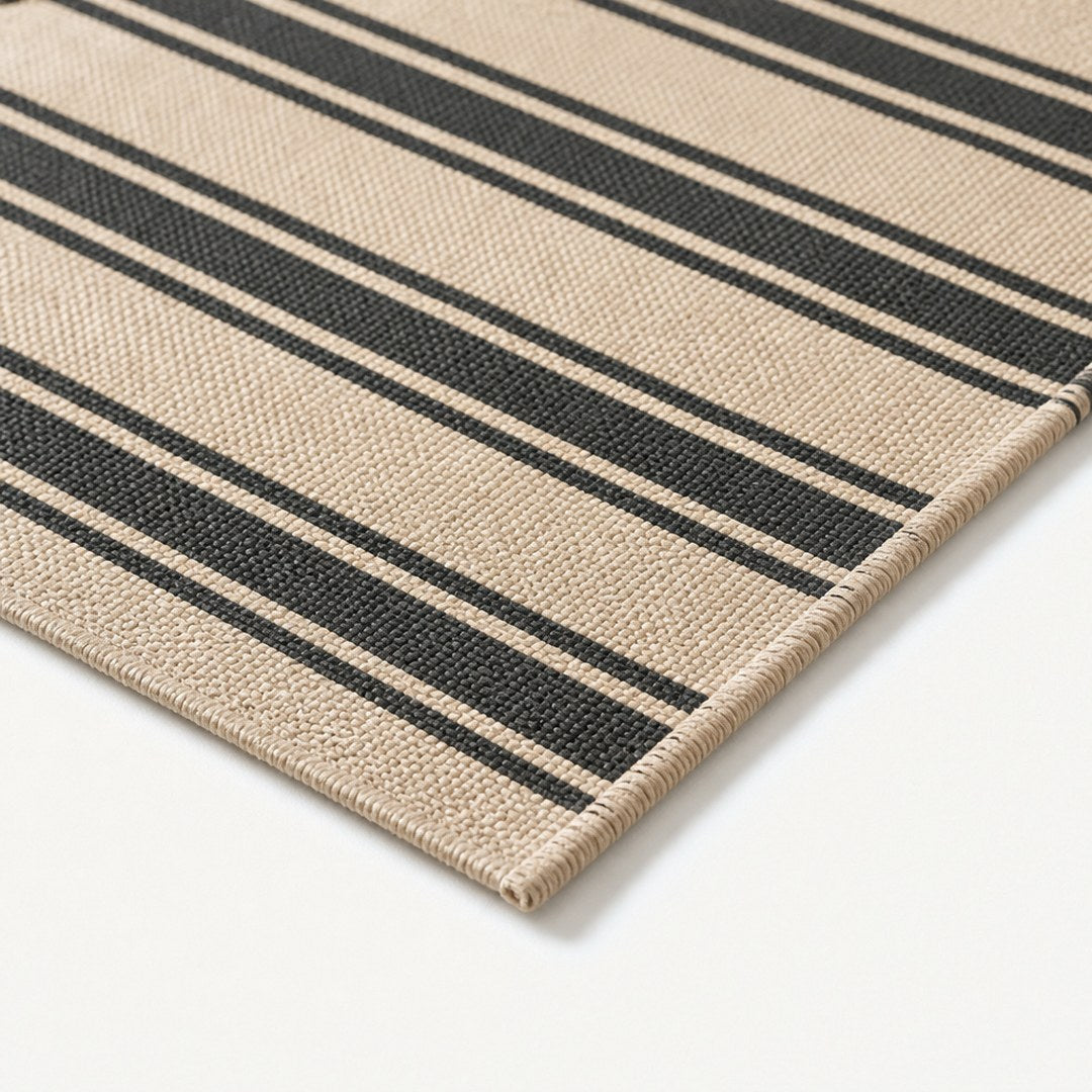 Corner detail of the flatweave outdoor rug and bound selvedge
